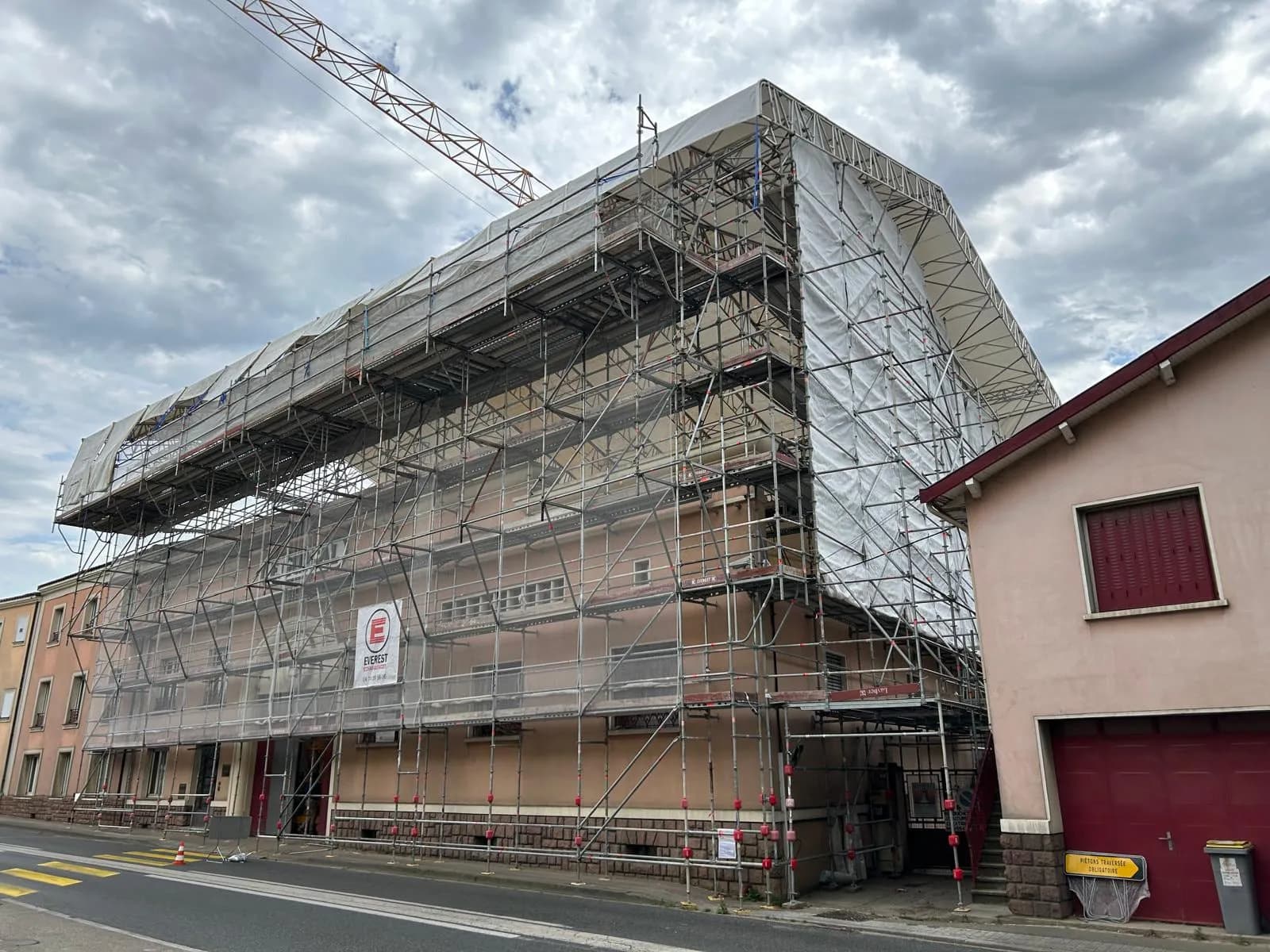 Échafaudage de façade et parapluie de chantier EVEREST, chantier GUIGAL