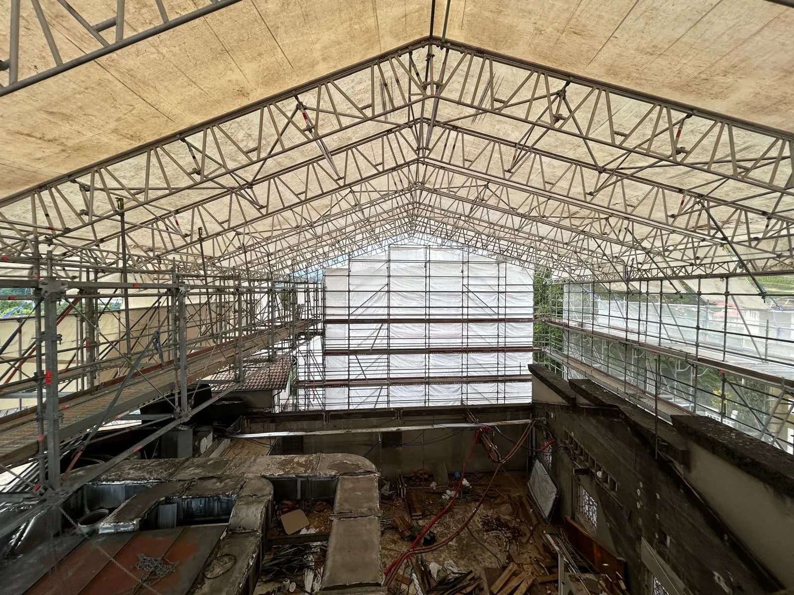 Parapluie de chantier (toiture provisoire) EVEREST vu de l'intérieur, chantier GUIGAL