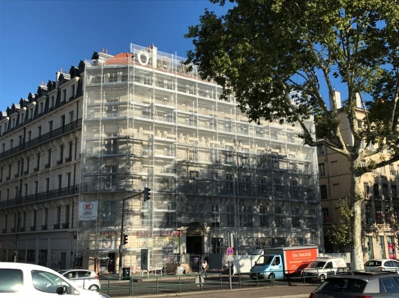 Façade d'immeuble haussmannien entièrement échafaudée par EVEREST
