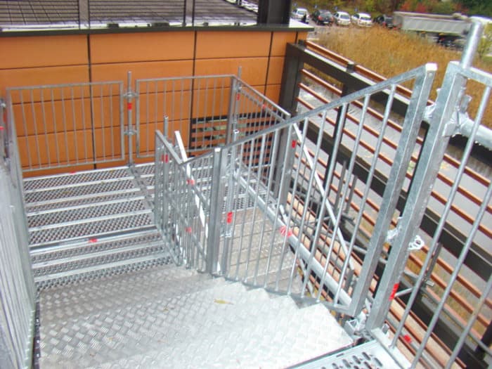Escalier d'accès d'échafaudage avec garde-corps et paliers sécurisés