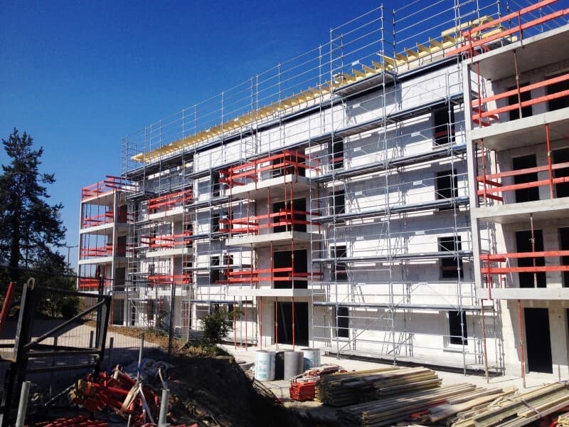 Échafaudage de façade monté sur un immeuble de logements en chantier