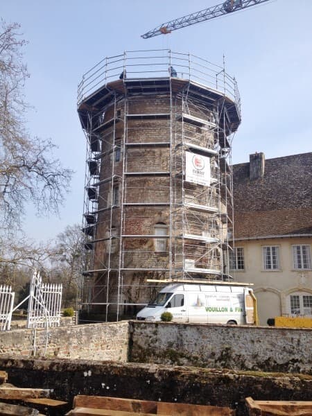 Échafaudage circulaire monté sur mesure autour d'une tour ronde